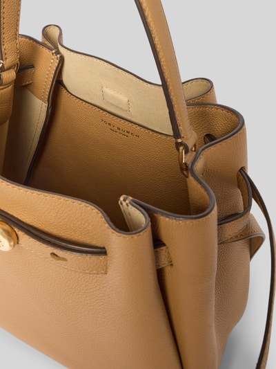 Produktfoto, Bucket Bag mit Logo-Detail von Tory Burch in Beige, Hauptfach mit Zugband, abnehmbarer Schulterriemen, Tragehenkel, Maße 22x22x11 cm, strukturierte Leder-Textur