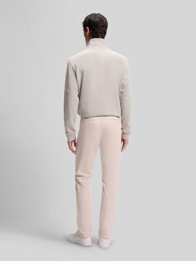Männermodel trägt Slim Fit Chino aus Baumwoll-Mix von BOSS Orange, Optik: Unifarben, Passform: Slim-Fit, Twill-Struktur, Ganzkörperansicht Rückansicht.