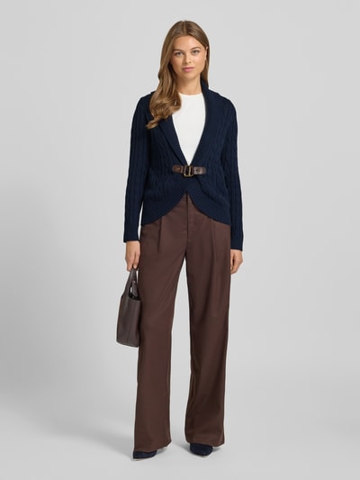 Frauenmodel trägt Cardigan mit Schnalle Modell 'TAYSIR' von Lauren Ralph Lauren aus reiner Baumwolle mit Zopfmuster, Regular-Fit, Schalkragen, marineblau, Ganzkörperansicht von vorne.