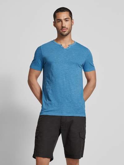 Jack & Jones T-shirt z dekoltem w serek model ‘SPLIT’ Oceaniczny 4