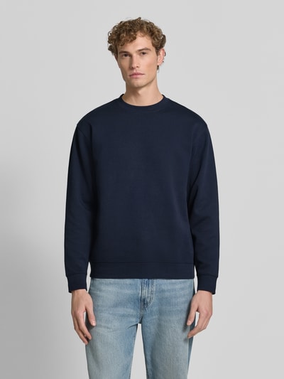 Mannelijk model draagt donkerblauwe slim fit pullover van katoen 'TOM' van Selected, heren sweatshirt, volledig zicht van voren