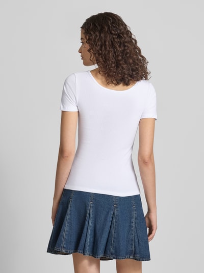 Vrouwenmodel draagt Slim Fit T-Shirt uit katoenmix model 'KITTE' van Pieces, wit, ribstructuur, korte mouw, unicolor, rugaanzicht.