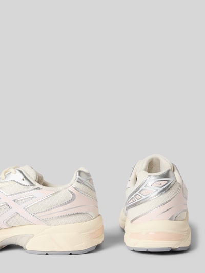 Produktfoto, Sneaker mit Schnürung Modell 'GEL-1130' von ASICS in Beige mit silbernen und rosafarbenen Details, profilierte Sohle, Rückansicht, Damen Sneaker, abgerundete Spitze, Label-Details, Absatzhöhe 4 cm, Schafthöhe 6 cm, Schaftweite 6 cm.