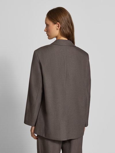 Frauenmodel trägt Loose Fit Longblazer mit Reverskragen Modell 'LINDA' von ONLY, braune glatte Oberfläche, Ganzkörperansicht Rückansicht. Damen Longblazer von ONLY.