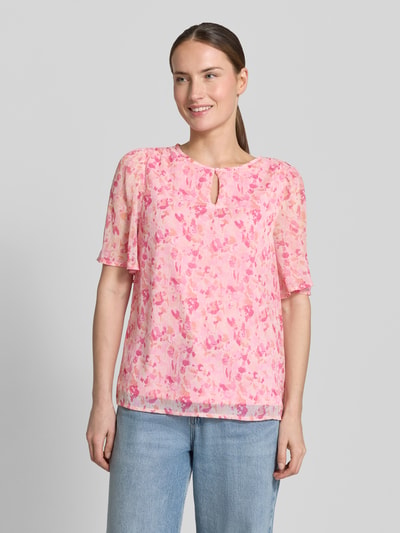 Vrouwenmodel draagt Blusenshirt met druppelvormige hals model 'EMMA' van Vila, regular fit, all-over look, roze tinten, vooraanzicht bovenlichaam