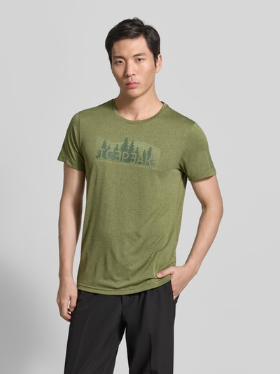 Männermodel trägt Regular Fit T-Shirt mit Rundhalsausschnitt Modell 'Bearden' von Icepeak in Grün mit Logo-Print, Herren T-Shirt, Ganzkörperansicht von vorne, Rückenlänge bei Größe M 69 cm.