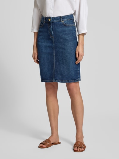 Kobiece model nosi Regular Fit Rock in Denim-Optik od Christian Berg Woman, krój regular fit, mieszanka bawełny, długość do kolan, 5 kieszeni, zapięcie na guzik i zamek błyskawiczny, kolor niebieski, imitacja denimu, szerokość w rozmiarze 36: 39 cm, całkowita długość w rozmiarze 36: 57 cm, całkowity widok z przodu.