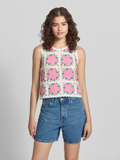 Frauenmodel trägt Boxy Fit Strick-Top mit Allover-Muster Modell 'EMMA' von Only, Struktur, Rundhals, breite Träger, Strick, Ganzkörperansicht von vorne.