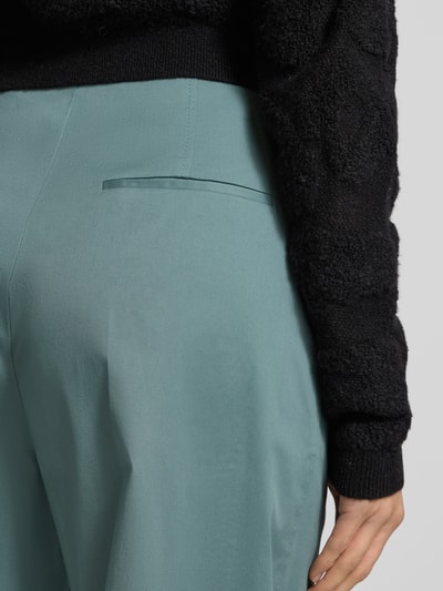 Frauenmodel trägt Straight Leg Bundfaltenhose aus Baumwoll-Mix Modell 'TULOTTA' von BOSS in Mint, Detailaufnahme Hüfte und Gesäß.