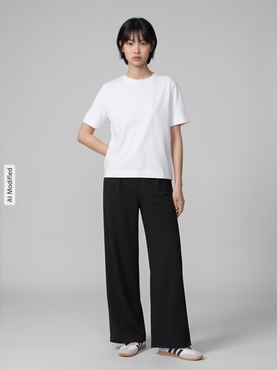 Frauenmodel trägt weißes Boxy Fit T-Shirt aus Baumwoll-Viskose-Mix Modell 'ESSENTIAL' von Selected Femme, Damen T-Shirt, Ganzkörperansicht von vorne, KI-modifiziertes Bild.