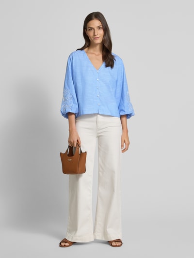 Christian Berg Woman Relaxed Fit Bluse mit V-Ausschnitt und Stitchings Bleu 1