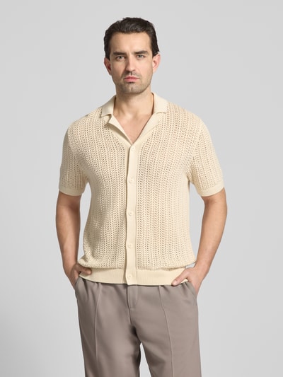 Männermodel trägt Regular Fit Freizeithemd im Loch-Design von MCNEAL aus beiger Baumwolle mit Reverskragen und Knopfleiste, Ganzkörperansicht von vorne.