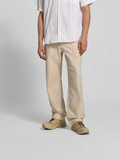 Männermodel trägt Straight Fit Jeans aus Reiner Baumwolle von ANNARR, beige, mit Eingriffstaschen, Knopf-Reißverschluss, Ganzkörperansicht von vorne.