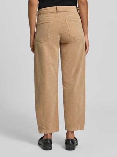 Vrouwenmodel draagt beige corduroy broek Barrel Fit model 'ELIN' van CAMBIO, zuiver katoen, Dames corduroy broek, volledig achterkantaanzicht.