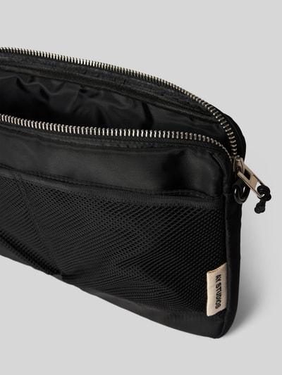Produktfoto, Laptop-Tasche mit Logo-Detail von AY STUDIOS, schwarzes Nylon, Netztaschen, sichtbarer Reißverschluss, Kontext: Herren Laptop-Tasche, Hauptfach mit Reißverschluss, abnehmbarer Schulterriemen, Netz-Taschen, Maße 40x28x4 cm, Schulterriemen 92 cm