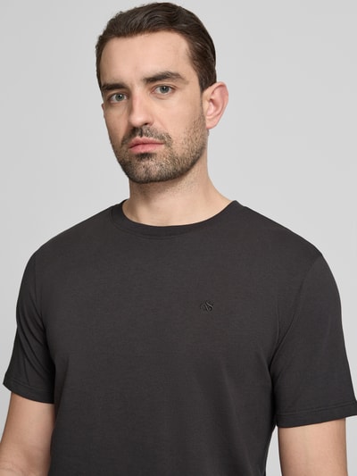 Männermodel trägt T-Shirt mit Label-Stitching und Rundhalsausschnitt von Scotch & Soda, Reine Baumwolle, Regular-Fit, Nahaufnahme Oberkörper.