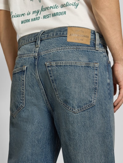 Männermodel trägt Straight Fit Jeans Modell 'TED' von JACK & JONES, Used-Look, reine Baumwolle, Nahaufnahme Rückansicht