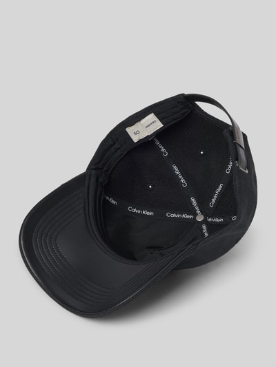 Produktfoto, schwarze größenverstellbare Cap mit Logo von CK Calvin Klein, verstärkter Schirm, Textilstruktur, Innenansicht