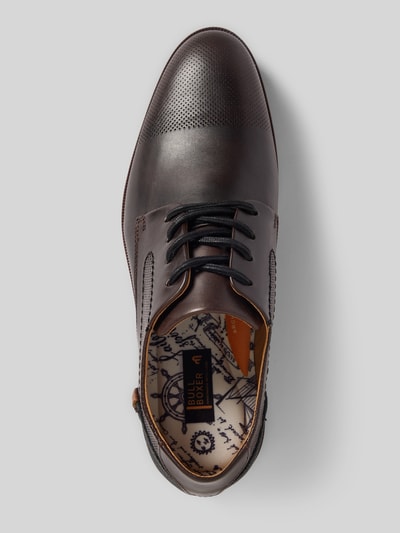Produktfoto, Derby aus Leder mit Schnürung von BULLBOXER in Dunkelbraun, abgerundete Spitze, Label-Detail, Lochmuster, Detailaufnahme