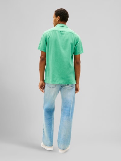 Männermodel trägt Regular Fit Freizeithemd aus Leinen-Baumwoll-Mix von Tommy Jeans in Optik: Unifarben, Ganzkörperansicht Rückansicht.