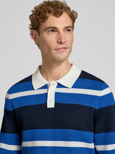 Männermodel trägt Regular Fit Poloshirt aus Viskose-Mix von MCNEAL in Blau mit weißen und dunkelblauen Streifen, Nahaufnahme Oberkörper.