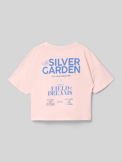 Produktfoto, Regular Fit T-Shirt mit Logo-Print von Garcia in Rosa mit blauem Statement-Print, reine Baumwolle, Rückenansicht.
