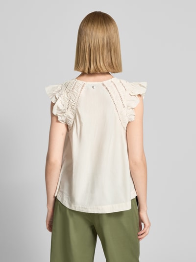 Frauenmodel trägt Bluse mit Schmetterlingsärmeln Modell 'Woda Izha' von MOS MOSH in Creme mit Smok-Details und Tunikakragen, Rückenansicht.