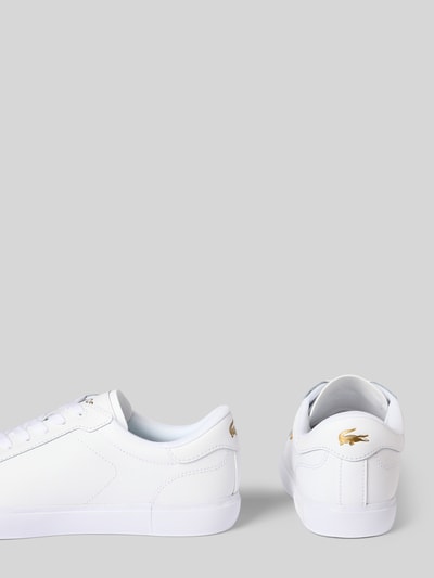 Produktfoto, Low Top Sneaker aus echtem Leder Modell 'POWERCOURT' von Lacoste, efekt: jednolity kolor, zaokrąglony nosek, płaska podeszwa, nadruk z logo, aplikacja z logo z metalu, wiązanie, wyprofilowana podeszwa, wykończenie materiału: skóra gładka