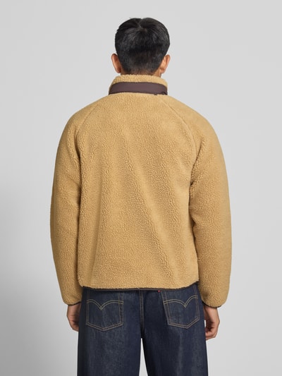 Männermodel trägt Teddyjacke mit Brusttasche Modell 'PRENTIS LINER' von Carhartt Work In Progress, beige Struktur, Rückansicht, Ganzkörperansicht Rückansicht. Rückenlänge Größe M 65 cm, Ärmellänge 51 cm, Regular Fit.
