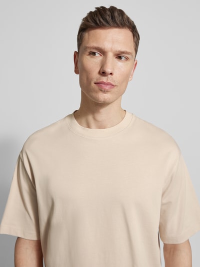 Männermodel trägt Relaxed Fit T-Shirt aus reiner Baumwolle Modell 'RELEXASPEN' von SELECTED HOMME, unifarben, Nahaufnahme Oberkörper.