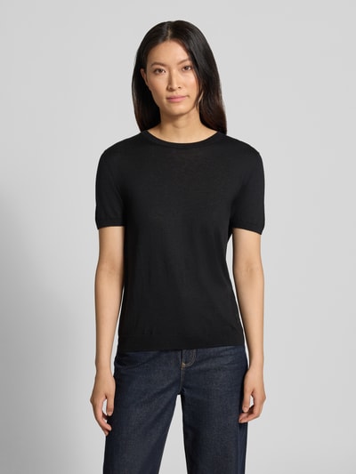 Frauenmodel trägt schwarzen Regular Fit Pullover aus Schurwoll-Mix Modell 'SESSINAK' von HUGO, Damen Pullover, Ganzkörperansicht von vorne.