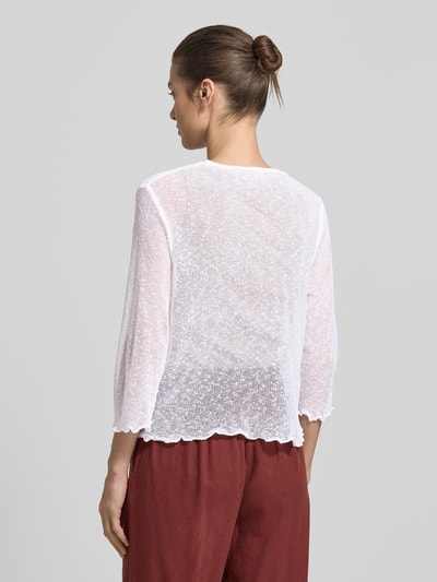 Frauenmodel trägt Strickjacke mit 3/4-Arm von Apricot, transparenter Material-Mix, offene, körpernahe Passform, Ganzkörperansicht Rückansicht.