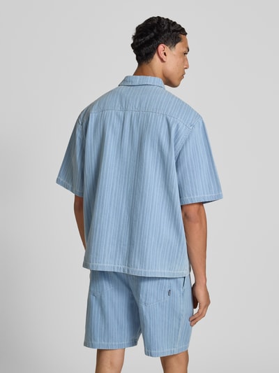 Männermodel trägt Modern Fit Freizeithemd mit Strukturmuster von REVIEW aus Reine Baumwolle, Streifenmuster, Rückenlänge 71 cm, Ganzkörperansicht Rückansicht.