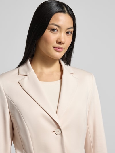 Frauenmodel trägt Blazer mit Reverskragen von Marc Cain in zartem Beige, Viskose-Mix, Regular Fit, Nahaufnahme Oberkörper.