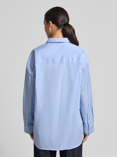 Modelka kobieca ma na sobie Relaxed Fit Hemdbluse aus reiner Baumwolle Modell 'JOLIVIA' od Essentiel Antwerp, delikatnie niebieska z paskami, logo-stitching, długie rękawy i mankiety, zapięcie na guziki, kształt kołnierza koszulowego, bawełna; widok całej sylwetki z tyłu.