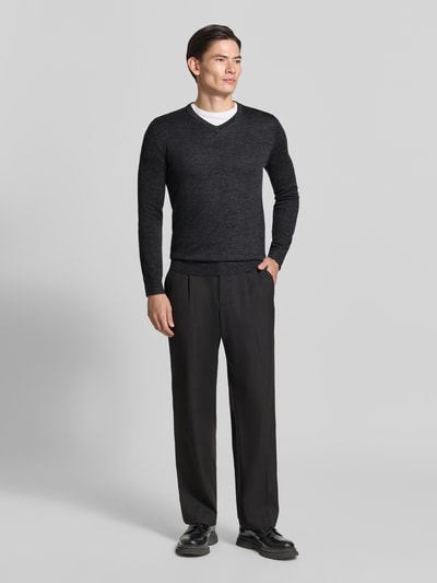 Männermodel trägt Strickpullover aus Woll-Mix mit V-Ausschnitt von Christian Berg Men, Regular Fit, gerippte Abschlüsse, Ganzkörperansicht von vorne.