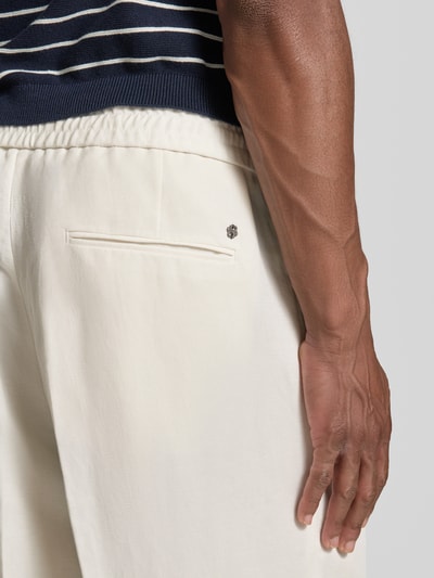 Männermodel trägt Schmale Hose aus Lyocell-Leinen-Mix Modell 'C-PhilC' von BOSS in Creme, glatte Textur, Detailaufnahme, Herren Schmale Hose von BOSS.