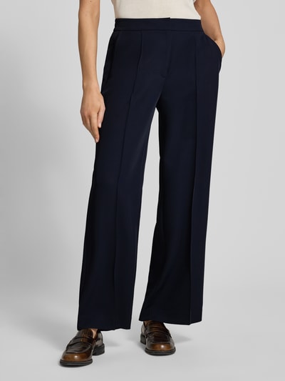 Frauenmodel trägt Weite Hose mit fixierten Bügelfalten von s.Oliver BLACK LABEL, Optik: Unifarben, Passform: Wide Leg, seitliche Eingrifftaschen, Ganzkörperansicht von vorne.