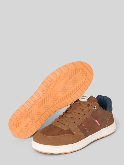 Produktfoto, bruine Sneaker met label-details model 'BARNEY' van Jack & Jones, afgeronde neus, gestructureerde zool, maat 44 context.