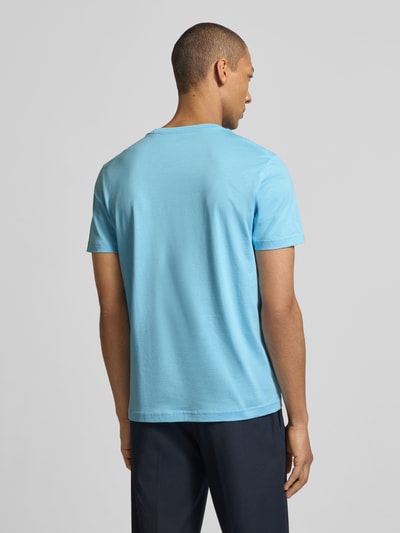 Mannelijk model draagt T-Shirt mit Rundhalsausschnitt van Christian Berg Men in lichtblauw, regular fit, zuiver katoen, ruglengte 70 cm, geheellichaamsaanzicht achterzijde.