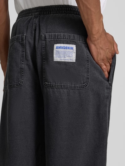 Männermodel trägt Wide Fit Jeans mit elastischem Bund Modell 'Jazy' von American Vintage, Reine Baumwolle, Gesäßtaschen, Detailaufnahme.