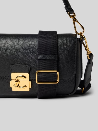 Produktfoto, Shoulder Bag mit Logo-Detail von Coccinelle in Schwarz mit Strukturmuster und goldfarbenem Verschluss, Detailaufnahme, Damen Shoulder Bag mit abnehmbarem Schulterriemen, Hauptfach mit Überschlag, Innenfach mit Reißverschluss, Maße 28x16x6 cm, Schulterriemen 96 cm.