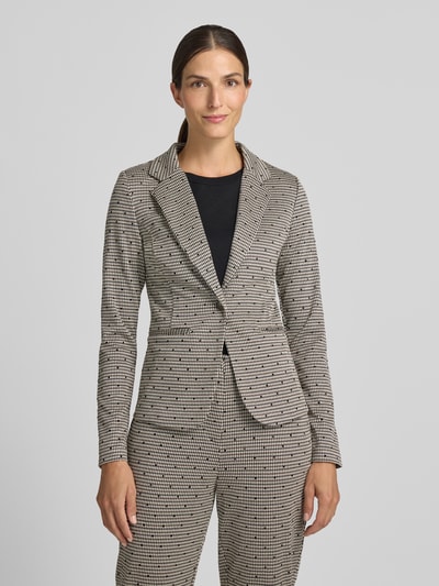 Frauenmodel trägt Slim Fit Blazer mit Viskose-Anteil Modell 'Kate' von ICHI in Beige mit Reverskragen und Paspeltaschen, Nahaufnahme Oberkörper. Elastischer Material-Mix, Knopfverschluss.