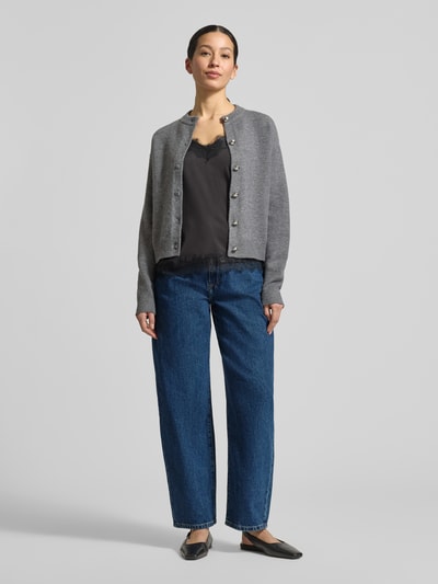 Frauenmodel trägt Barrel Fit Jeans aus reiner Baumwolle von Tommy Hilfiger in klassischem Denim-Blau mit 5-Pocket-Design, Ganzkörperansicht von vorne.