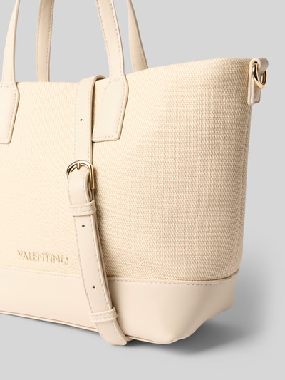 Produktfoto, Shopper mit Label-Applikation Modell 'ATENA' von VALENTINO BAGS in Creme, strukturierte Oberfläche, goldfarbene Details, Kontext: Damen Shopper mit Reißverschluss, Tragehenkel, Schulterriemen, Maße 37x23x12 cm, Schulterriemen 126 cm.