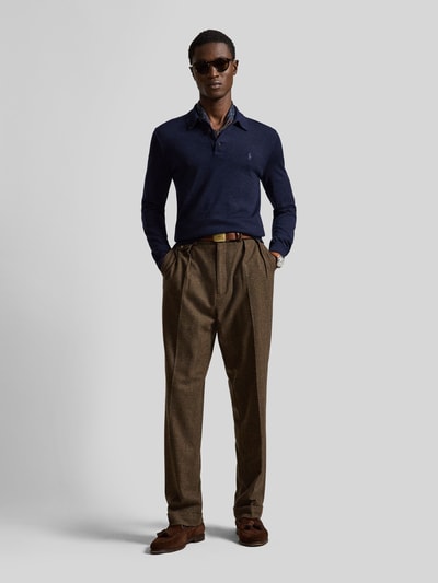 Männermodel trägt Regular Fit Pullover aus reiner Wolle von Polo Ralph Lauren, dunkelblau, mit Hemdkragen, Ganzkörperansicht von vorne. Herren Pullover von Polo Ralph Lauren