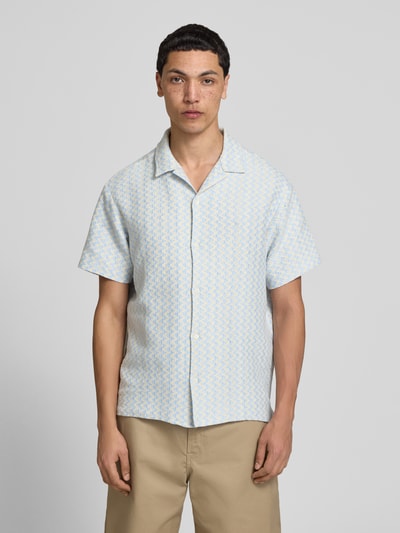 Męski model nosi Regular Fit Freizeithemd im Allover-Look Modell 'MONTAUK' od Jack & Jones, miękki materiał, jasnoniebieski wzór, krój regular fit, z bawełną, kołnierz rewersowy, zapięcie na guziki, szerokość w rozmiarze M: 50 cm, długość tyłu: 71 cm, długość rękawa: 22 cm, widok całej sylwetki z przodu