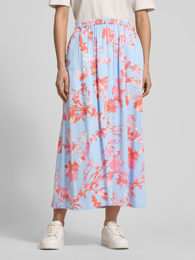 Frauenmodel trägt Midirock aus Viskose Modell 'Aveline' von mbyM im Allover-Look mit elastischem Bund, Pastellblau und Rosa, Ganzkörperansicht von vorne.