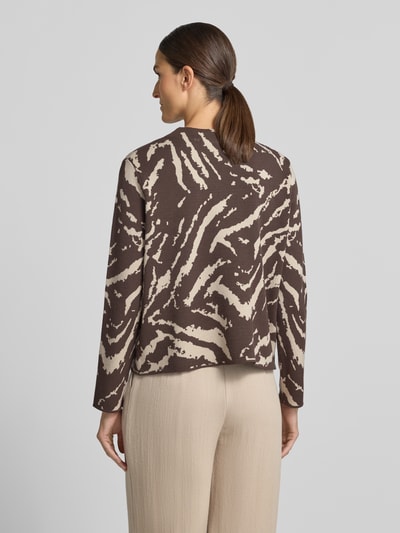 Frauenmodel trägt Strickpullover aus Viskose-Mix im Allover-Look von COMMA, braun-beige Muster, Regular Fit, Stehkragen, Ganzkörperansicht Rückansicht.