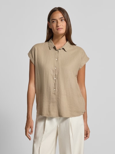 Vrouwenmodel draagt Regular Fit Bluse uit linnen-viscosemix model 'LINNO' van ICHI, beige, all-over look, knoopsluiting, hemdkraag, ruglengte 64 cm bij maat 36, voorkant volledige lichaamsopname.
